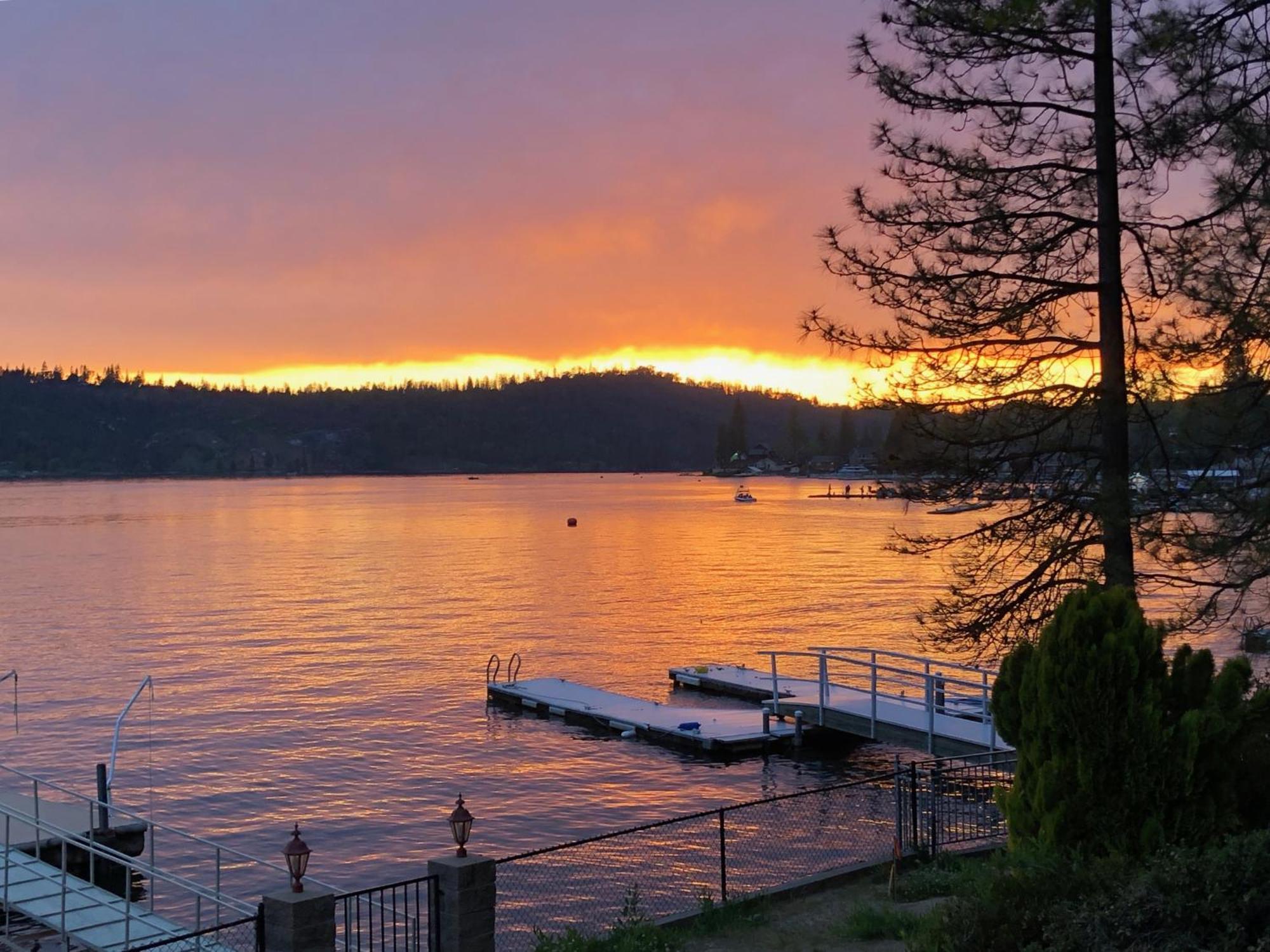 Eagles Nest At Bass Lake Near Yosemite With Boat Dock Exterior foto